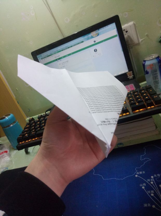 [纸飞机怎么折飞得远飞得久]纸飞机怎么折飞得远飞得久 视频