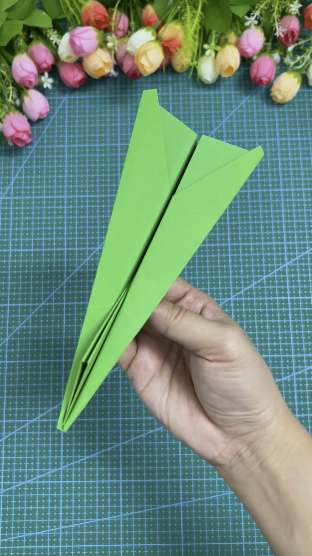 纸飞机怎么折飞得远抖音，纸飞机怎么折飞得远 最强