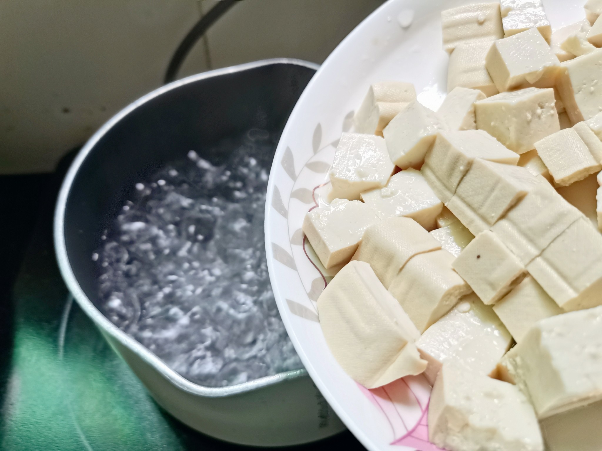 一清二白打三个数号，一清二白的白猜一个数字