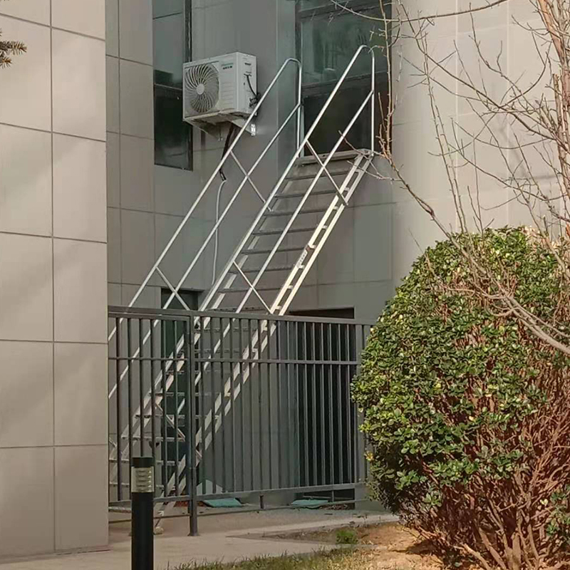 外墙梯子图片，外墙专用安装梯子